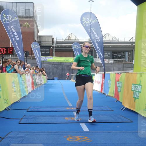 11.08.2024 - GEWOBA Citytriathlon Bremen Lena Gebhardt http://msf.ph/oto/6788153 11.08.2024 11:20:15 Ziel 4, 55, 56 meine-sportfotos.de