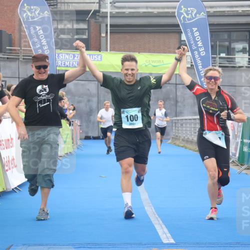 11.08.2024 - GEWOBA Citytriathlon Bremen Lena Gebhardt http://msf.ph/oto/6788493 11.08.2024 11:22:37 Ziel 100, 102 meine-sportfotos.de