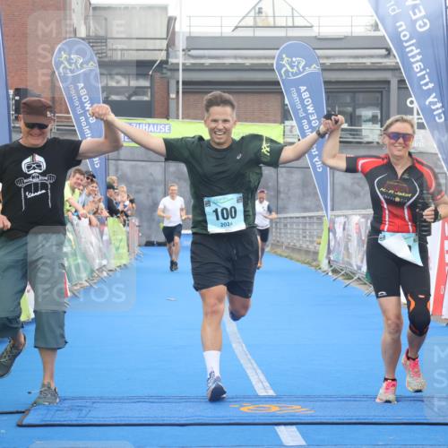 11.08.2024 - GEWOBA Citytriathlon Bremen Lena Gebhardt http://msf.ph/oto/6788499 11.08.2024 11:22:38 Ziel 100, 102 meine-sportfotos.de