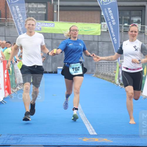 11.08.2024 - GEWOBA Citytriathlon Bremen Lena Gebhardt http://msf.ph/oto/6788537 11.08.2024 11:22:42 Ziel 100, 102 meine-sportfotos.de