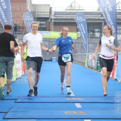 11.08.2024 - GEWOBA Citytriathlon Bremen Lena Gebhardt http://msf.ph/oto/6788542 11.08.2024 11:22:43 Ziel 100, 102 meine-sportfotos.de