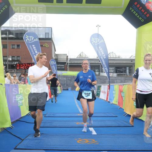 11.08.2024 - GEWOBA Citytriathlon Bremen Lena Gebhardt http://msf.ph/oto/6788554 11.08.2024 11:22:44 Ziel 100, 102 meine-sportfotos.de