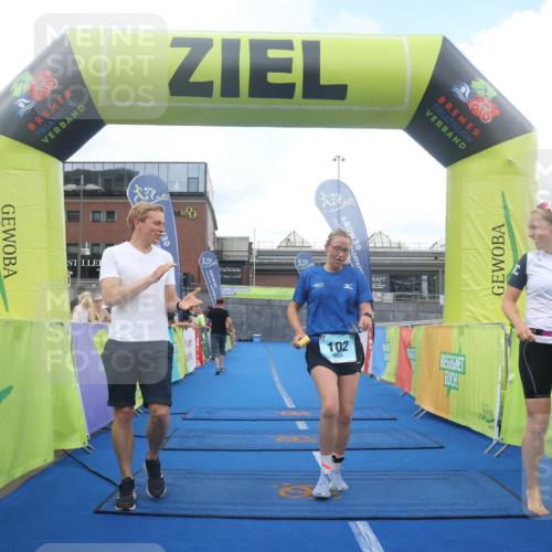 11.08.2024 - GEWOBA Citytriathlon Bremen Lena Gebhardt http://msf.ph/oto/6788558 11.08.2024 11:22:45 Ziel 100, 102 meine-sportfotos.de