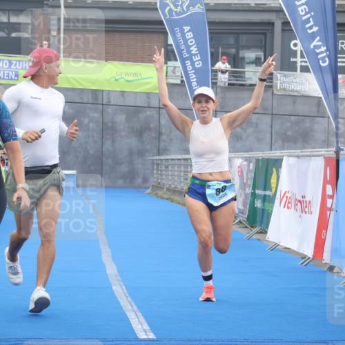 11.08.2024 - GEWOBA Citytriathlon Bremen Lena Gebhardt http://msf.ph/oto/6788711 11.08.2024 11:23:36 Ziel 88 meine-sportfotos.de