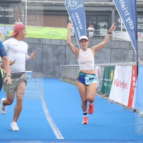 11.08.2024 - GEWOBA Citytriathlon Bremen Lena Gebhardt http://msf.ph/oto/6788712 11.08.2024 11:23:36 Ziel 88 meine-sportfotos.de
