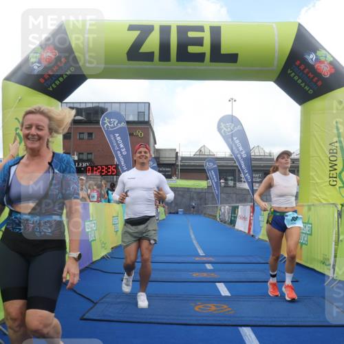 11.08.2024 - GEWOBA Citytriathlon Bremen Lena Gebhardt http://msf.ph/oto/6788732 11.08.2024 11:23:38 Ziel 88, 89 meine-sportfotos.de