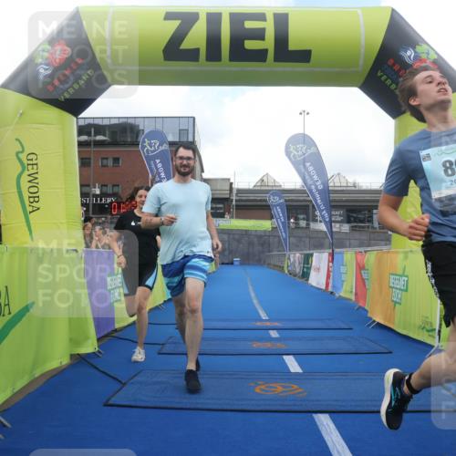 11.08.2024 - GEWOBA Citytriathlon Bremen Lena Gebhardt http://msf.ph/oto/6788775 11.08.2024 11:23:49 Ziel 89 meine-sportfotos.de