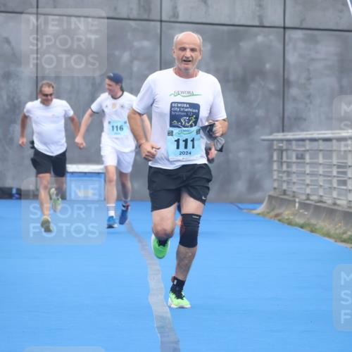 11.08.2024 - GEWOBA Citytriathlon Bremen Lena Gebhardt http://msf.ph/oto/6788841 11.08.2024 11:24:54 Ziel 111, 116 meine-sportfotos.de