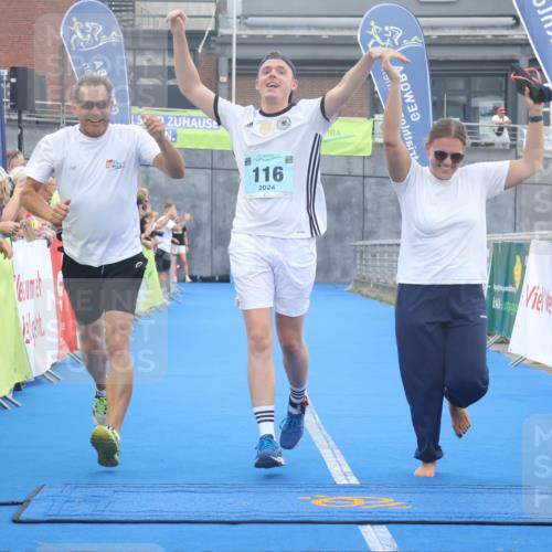 11.08.2024 - GEWOBA Citytriathlon Bremen Lena Gebhardt http://msf.ph/oto/6788900 11.08.2024 11:25:03 Ziel 111, 116 meine-sportfotos.de