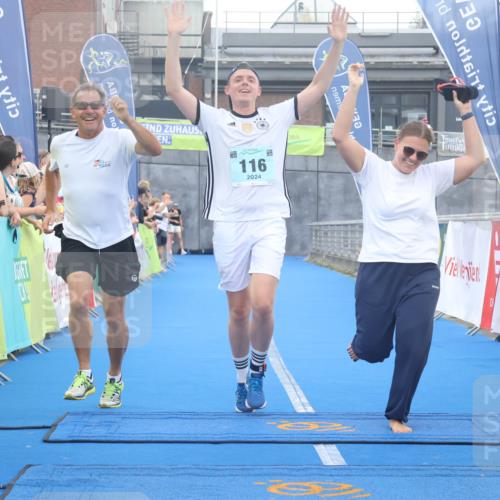 11.08.2024 - GEWOBA Citytriathlon Bremen Lena Gebhardt http://msf.ph/oto/6788902 11.08.2024 11:25:03 Ziel 111, 116 meine-sportfotos.de