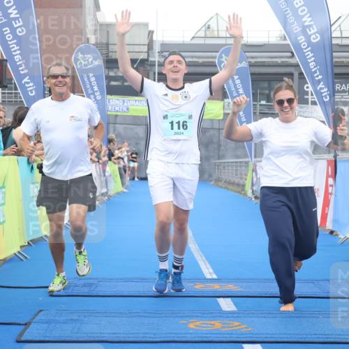 11.08.2024 - GEWOBA Citytriathlon Bremen Lena Gebhardt http://msf.ph/oto/6788905 11.08.2024 11:25:03 Ziel 111, 116 meine-sportfotos.de