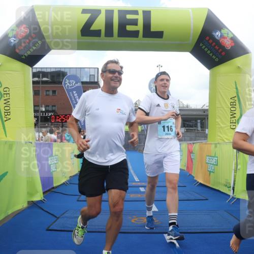 11.08.2024 - GEWOBA Citytriathlon Bremen Lena Gebhardt http://msf.ph/oto/6788923 11.08.2024 11:25:05 Ziel 111, 116 meine-sportfotos.de
