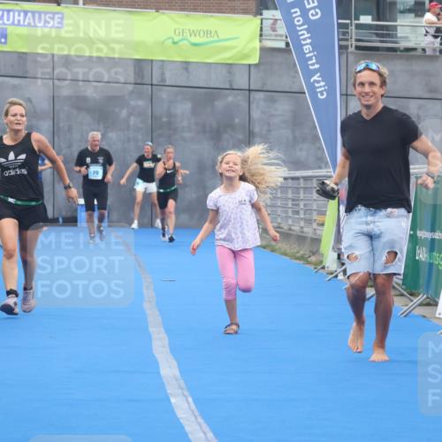 11.08.2024 - GEWOBA Citytriathlon Bremen Lena Gebhardt http://msf.ph/oto/6789029 11.08.2024 11:25:30 Ziel 54, 74, 106 meine-sportfotos.de