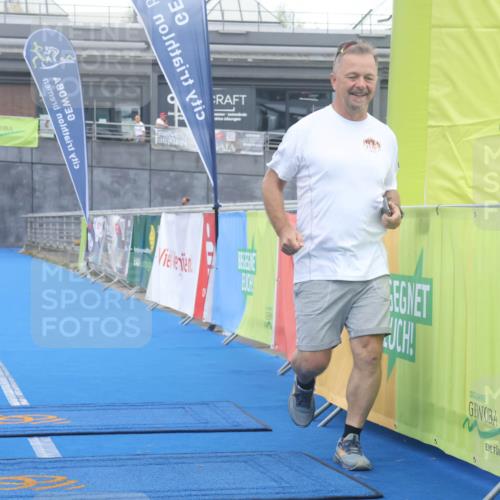 11.08.2024 - GEWOBA Citytriathlon Bremen Lena Gebhardt http://msf.ph/oto/6789168 11.08.2024 11:25:54 Ziel 43 meine-sportfotos.de