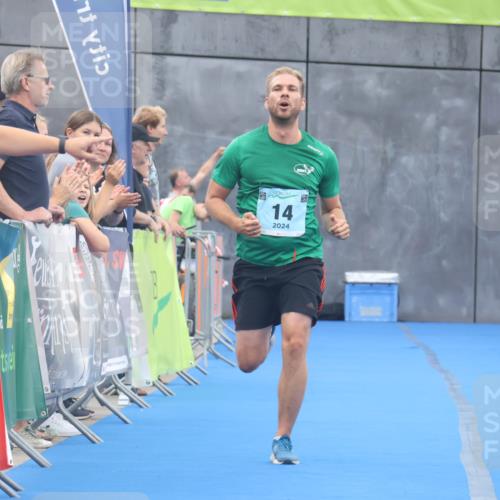 11.08.2024 - GEWOBA Citytriathlon Bremen Lena Gebhardt http://msf.ph/oto/6789175 11.08.2024 11:26:02 Ziel 14 meine-sportfotos.de