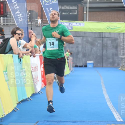11.08.2024 - GEWOBA Citytriathlon Bremen Lena Gebhardt http://msf.ph/oto/6789193 11.08.2024 11:26:04 Ziel 14 meine-sportfotos.de