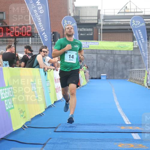 11.08.2024 - GEWOBA Citytriathlon Bremen Lena Gebhardt http://msf.ph/oto/6789196 11.08.2024 11:26:05 Ziel 14 meine-sportfotos.de