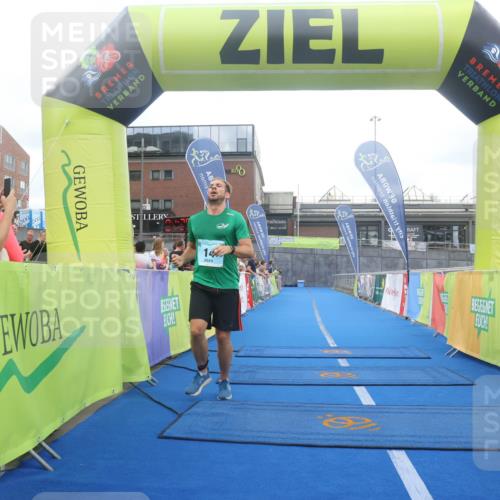 11.08.2024 - GEWOBA Citytriathlon Bremen Lena Gebhardt http://msf.ph/oto/6789205 11.08.2024 11:26:06 Ziel 14 meine-sportfotos.de