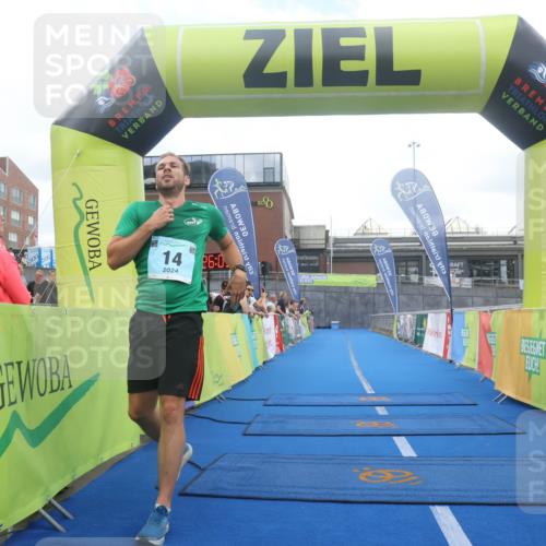 11.08.2024 - GEWOBA Citytriathlon Bremen Lena Gebhardt http://msf.ph/oto/6789211 11.08.2024 11:26:06 Ziel 14 meine-sportfotos.de