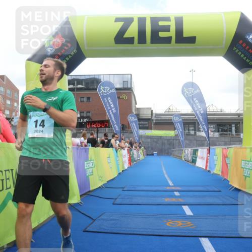 11.08.2024 - GEWOBA Citytriathlon Bremen Lena Gebhardt http://msf.ph/oto/6789213 11.08.2024 11:26:07 Ziel 14 meine-sportfotos.de