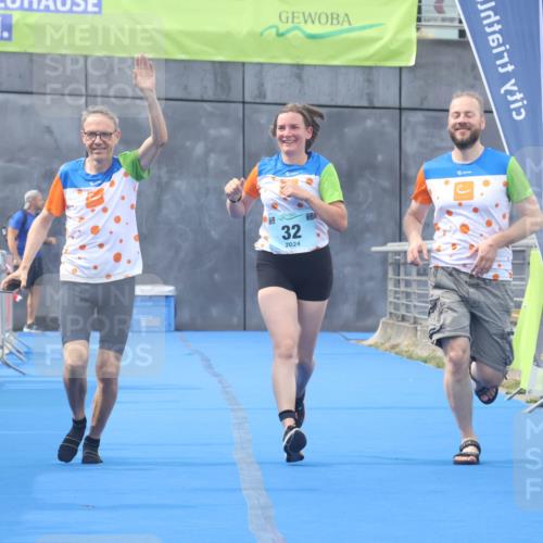 11.08.2024 - GEWOBA Citytriathlon Bremen Lena Gebhardt http://msf.ph/oto/6789296 11.08.2024 11:26:59 Ziel 32 meine-sportfotos.de