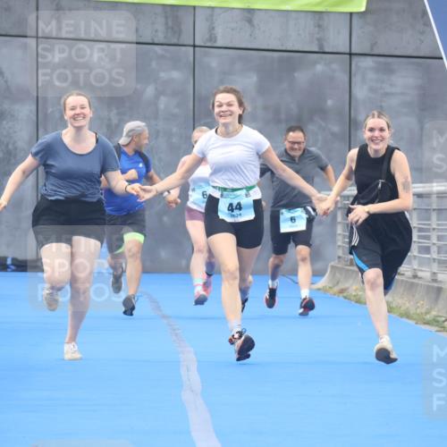 11.08.2024 - GEWOBA Citytriathlon Bremen Lena Gebhardt http://msf.ph/oto/6789347 11.08.2024 11:27:07 Ziel 6, 32, 44 meine-sportfotos.de