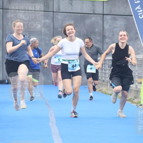 11.08.2024 - GEWOBA Citytriathlon Bremen Lena Gebhardt http://msf.ph/oto/6789350 11.08.2024 11:27:08 Ziel 6, 32, 44 meine-sportfotos.de