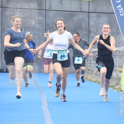 11.08.2024 - GEWOBA Citytriathlon Bremen Lena Gebhardt http://msf.ph/oto/6789352 11.08.2024 11:27:08 Ziel 6, 32, 44 meine-sportfotos.de