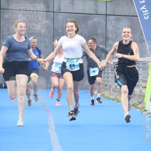 11.08.2024 - GEWOBA Citytriathlon Bremen Lena Gebhardt http://msf.ph/oto/6789353 11.08.2024 11:27:08 Ziel 6, 32, 44 meine-sportfotos.de