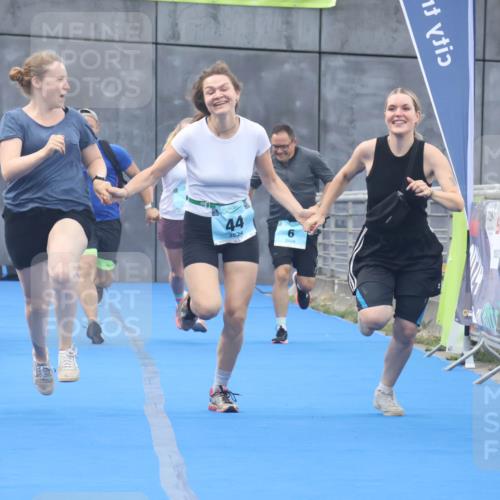 11.08.2024 - GEWOBA Citytriathlon Bremen Lena Gebhardt http://msf.ph/oto/6789356 11.08.2024 11:27:08 Ziel 6, 32, 44 meine-sportfotos.de