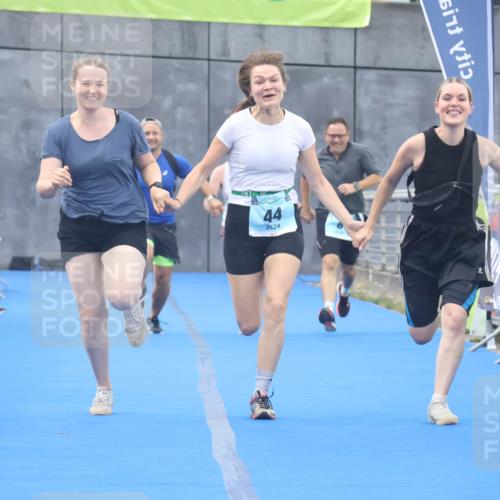 11.08.2024 - GEWOBA Citytriathlon Bremen Lena Gebhardt http://msf.ph/oto/6789357 11.08.2024 11:27:09 Ziel 6, 32, 44 meine-sportfotos.de