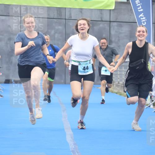 11.08.2024 - GEWOBA Citytriathlon Bremen Lena Gebhardt http://msf.ph/oto/6789359 11.08.2024 11:27:09 Ziel 6, 32, 44 meine-sportfotos.de