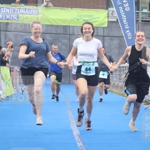 11.08.2024 - GEWOBA Citytriathlon Bremen Lena Gebhardt http://msf.ph/oto/6789364 11.08.2024 11:27:09 Ziel 6, 32, 44 meine-sportfotos.de