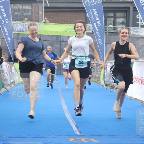 11.08.2024 - GEWOBA Citytriathlon Bremen Lena Gebhardt http://msf.ph/oto/6789372 11.08.2024 11:27:10 Ziel 6, 32, 44 meine-sportfotos.de