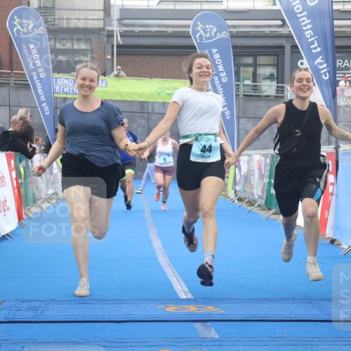 11.08.2024 - GEWOBA Citytriathlon Bremen Lena Gebhardt http://msf.ph/oto/6789378 11.08.2024 11:27:10 Ziel 6, 32, 44 meine-sportfotos.de
