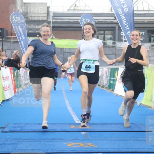 11.08.2024 - GEWOBA Citytriathlon Bremen Lena Gebhardt http://msf.ph/oto/6789379 11.08.2024 11:27:11 Ziel 6, 32, 44 meine-sportfotos.de