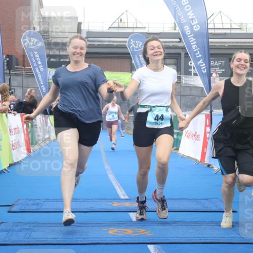 11.08.2024 - GEWOBA Citytriathlon Bremen Lena Gebhardt http://msf.ph/oto/6789381 11.08.2024 11:27:11 Ziel 6, 32, 44 meine-sportfotos.de