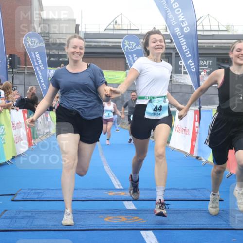 11.08.2024 - GEWOBA Citytriathlon Bremen Lena Gebhardt http://msf.ph/oto/6789382 11.08.2024 11:27:11 Ziel 6, 32, 44 meine-sportfotos.de
