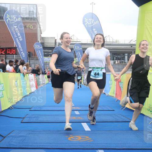 11.08.2024 - GEWOBA Citytriathlon Bremen Lena Gebhardt http://msf.ph/oto/6789384 11.08.2024 11:27:11 Ziel 6, 32, 44 meine-sportfotos.de