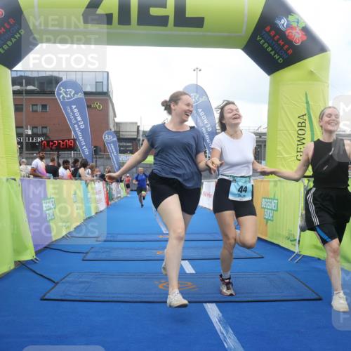 11.08.2024 - GEWOBA Citytriathlon Bremen Lena Gebhardt http://msf.ph/oto/6789385 11.08.2024 11:27:12 Ziel 6, 7, 44 meine-sportfotos.de