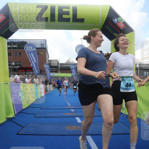 11.08.2024 - GEWOBA Citytriathlon Bremen Lena Gebhardt http://msf.ph/oto/6789387 11.08.2024 11:27:12 Ziel 6, 7, 44 meine-sportfotos.de