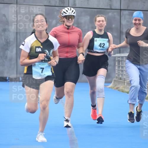 11.08.2024 - GEWOBA Citytriathlon Bremen Lena Gebhardt http://msf.ph/oto/6789426 11.08.2024 11:27:20 Ziel 6, 7, 42 meine-sportfotos.de