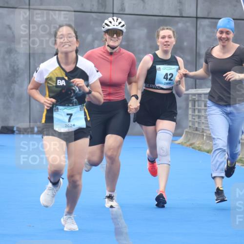 11.08.2024 - GEWOBA Citytriathlon Bremen Lena Gebhardt http://msf.ph/oto/6789428 11.08.2024 11:27:20 Ziel 6, 7, 42 meine-sportfotos.de