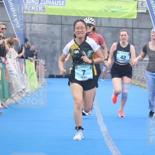 11.08.2024 - GEWOBA Citytriathlon Bremen Lena Gebhardt http://msf.ph/oto/6789430 11.08.2024 11:27:21 Ziel 6, 7, 42 meine-sportfotos.de