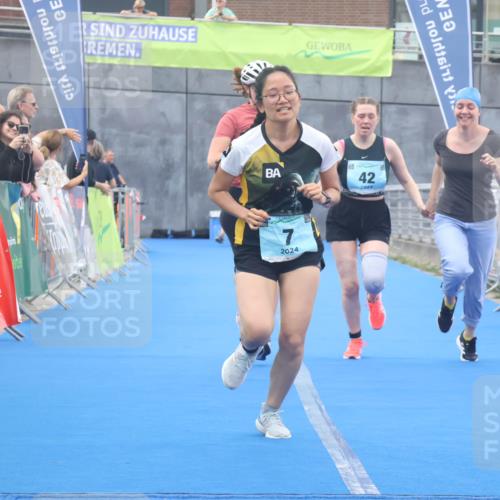 11.08.2024 - GEWOBA Citytriathlon Bremen Lena Gebhardt http://msf.ph/oto/6789433 11.08.2024 11:27:21 Ziel 6, 7, 42 meine-sportfotos.de