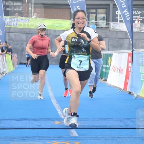11.08.2024 - GEWOBA Citytriathlon Bremen Lena Gebhardt http://msf.ph/oto/6789440 11.08.2024 11:27:22 Ziel 6, 7, 42 meine-sportfotos.de