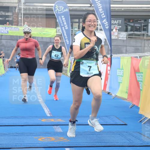 11.08.2024 - GEWOBA Citytriathlon Bremen Lena Gebhardt http://msf.ph/oto/6789441 11.08.2024 11:27:22 Ziel 6, 7, 42 meine-sportfotos.de
