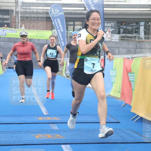 11.08.2024 - GEWOBA Citytriathlon Bremen Lena Gebhardt http://msf.ph/oto/6789443 11.08.2024 11:27:22 Ziel 6, 7, 42 meine-sportfotos.de
