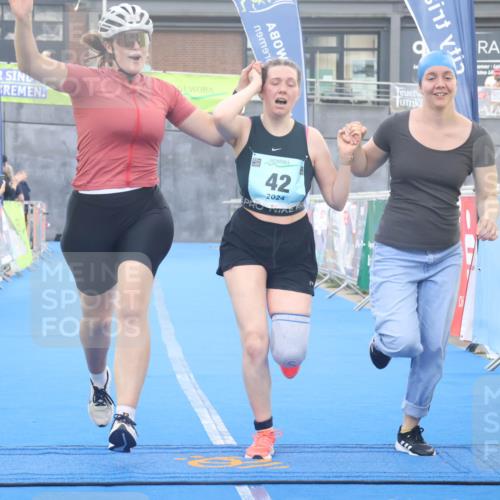 11.08.2024 - GEWOBA Citytriathlon Bremen Lena Gebhardt http://msf.ph/oto/6789446 11.08.2024 11:27:23 Ziel 6, 7, 42 meine-sportfotos.de