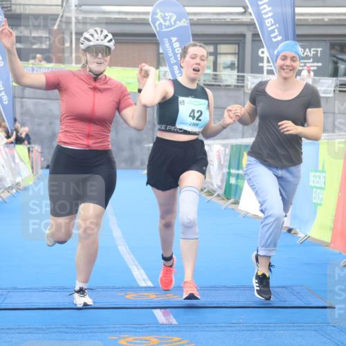 11.08.2024 - GEWOBA Citytriathlon Bremen Lena Gebhardt http://msf.ph/oto/6789449 11.08.2024 11:27:23 Ziel 6, 7, 42 meine-sportfotos.de